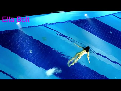 ❤️ Handikwanise kumira kuona, mudiki blonde akabatwa achishambira asina kupfeka muELLA BOLT resort pool ❤️❌  ☑